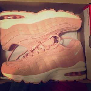 Pink nike air max size 4. 5
